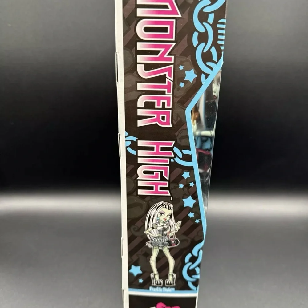 2021 Monster High Frankie Stein Boo-riginal Creeproduction Fashion Doll - Picture 3 of 7